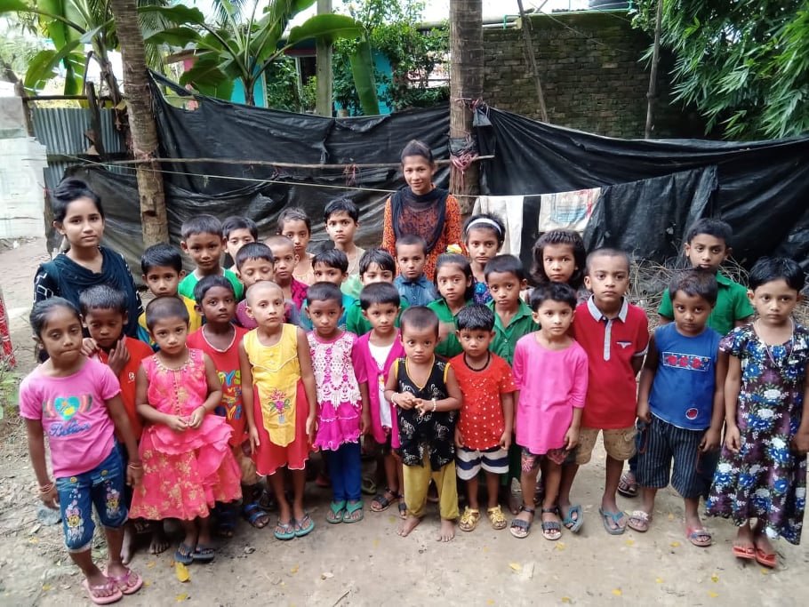 Children and teacher group photo